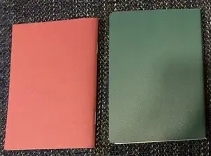 左:純正リフィル(無地)　右:無印パスポートメモ(方眼)